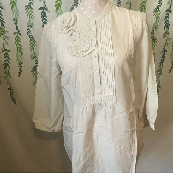 Size M Banana Republic heritage off white Blouse with Floral Detail B2 - Picture 1 of 6